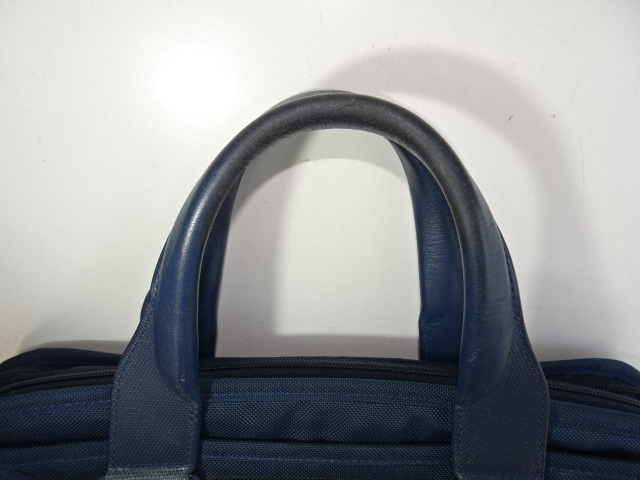 紺色の取っ手にヒビと擦れ