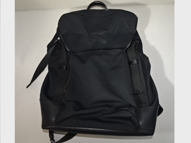 TUMIの黒いバックパック正面