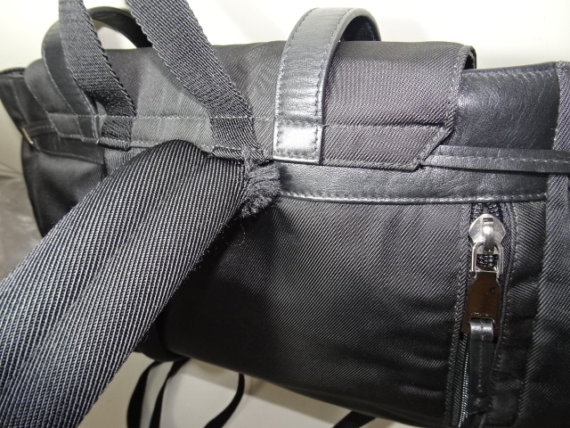 バックパックの肩ベルト付け根ほつれ