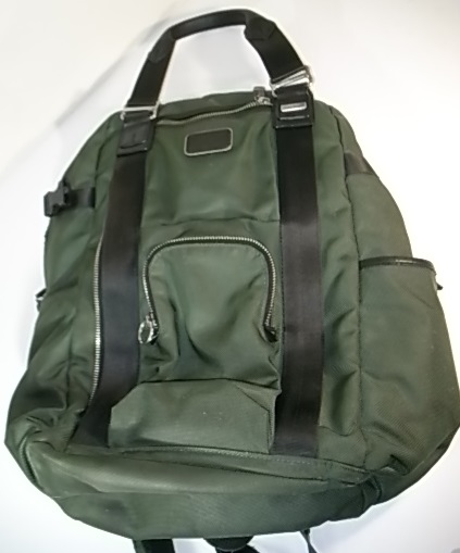 TUMIの緑のバックパック