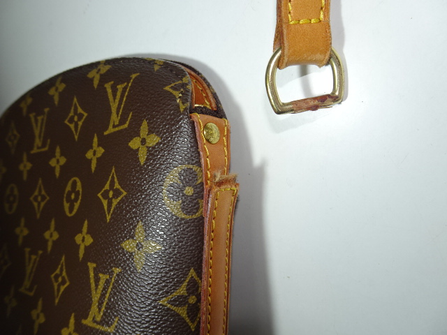 ショルダーの根元のヌメ革千切れ