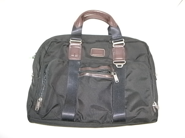 TUMIの黒と茶のナイロン鞄