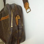 ショルダー付け根のヌメ革千切れ