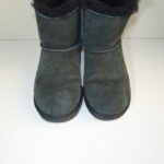 黒いムートンブーツの色褪せ