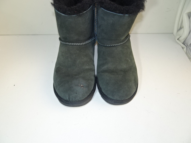 黒いムートンブーツの色褪せ