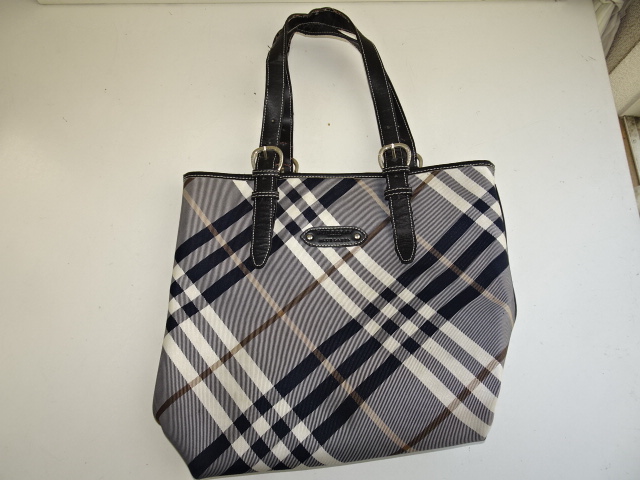 バーバリーのチェック柄バッグ