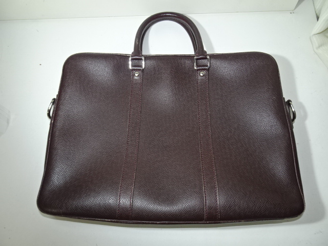 ヴィトンのボルドー色のビジネス鞄