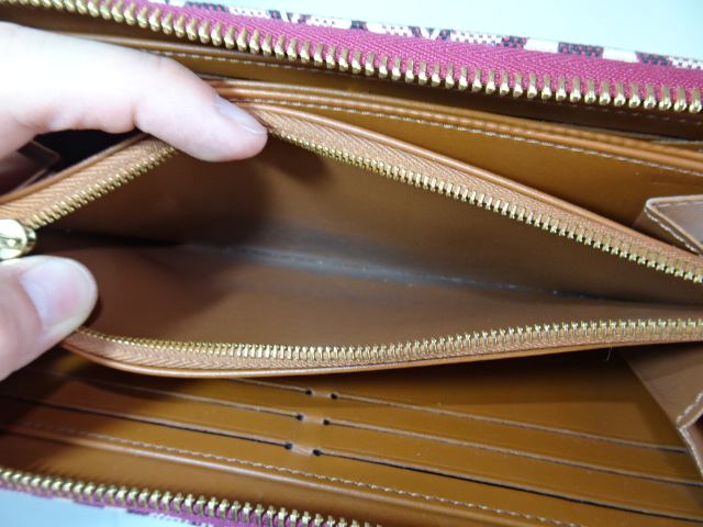 小銭入れの中の汚れ