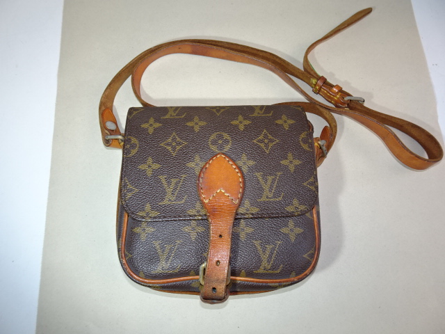 クリーニング前のショルダーバッグ