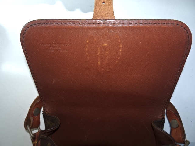 カビ取り洗浄後の鞄カブセ内側