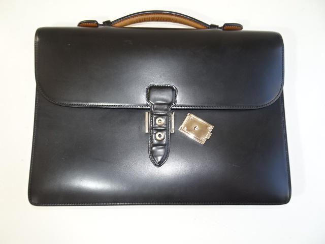 ダンヒルの黒い鞄全体