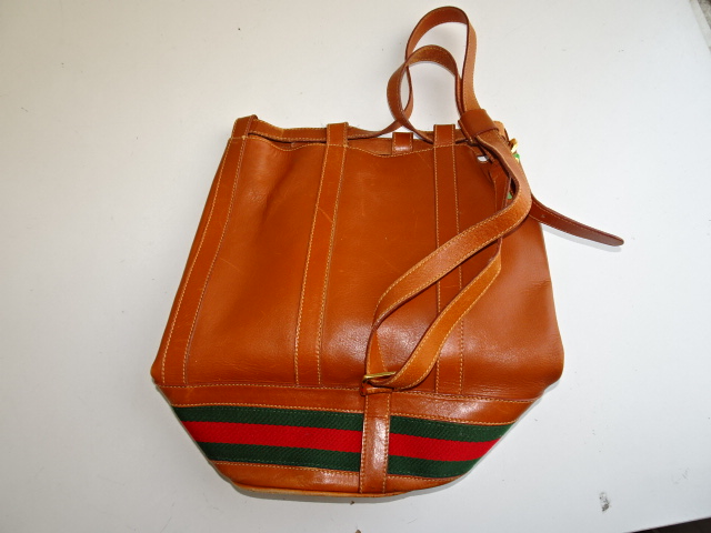 グッチのバケツ型バッグ