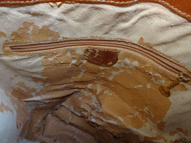 合皮の内張りが劣化