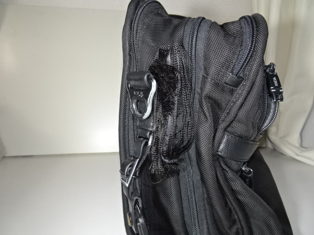 バッグの生地が10cm以上破れた