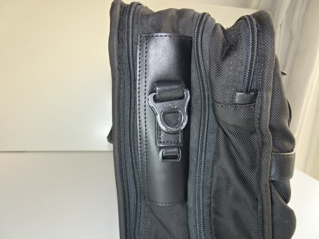 バッグの生地破れを革で補強