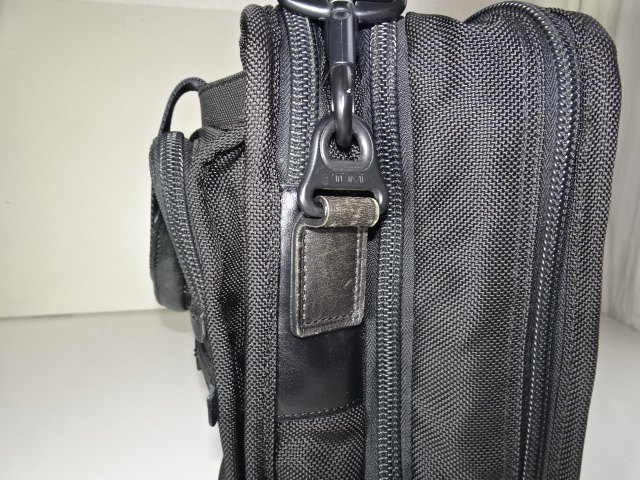 ナイロン生地破れを革で補強