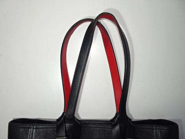 黒と赤の革を合わせて作った取っ手