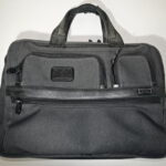 TUMIのグレーと黒の配色の鞄