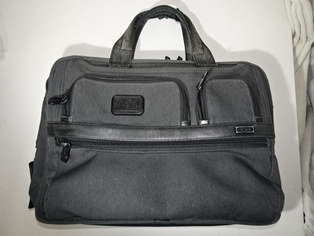 TUMIのグレーと黒の配色の鞄