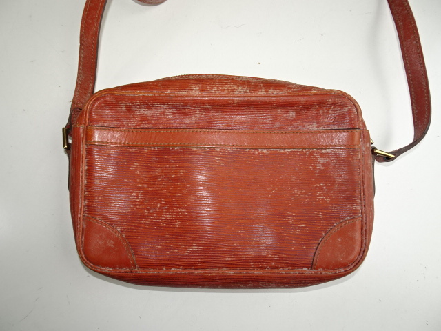 ブランドバッグ全体にカビ