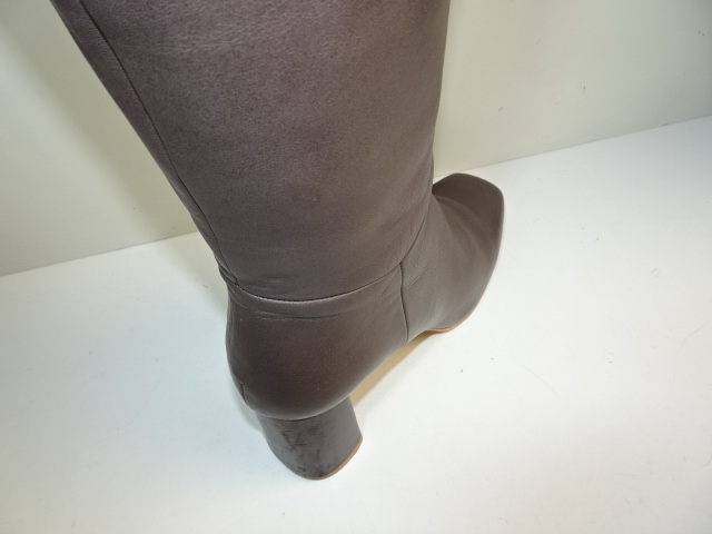 カビが目立つ足首付近をカビ取り洗浄