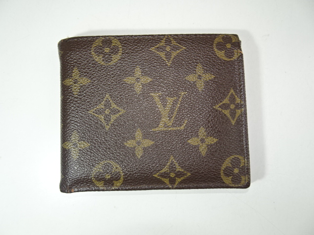 モノグラムの二つ折り財布全体