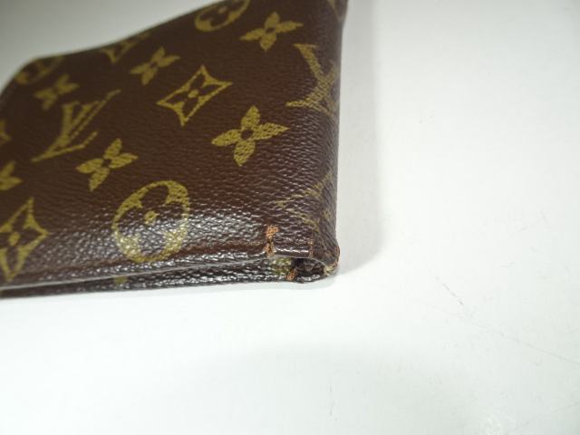 財布の折り曲げ部分のほつれと破れ