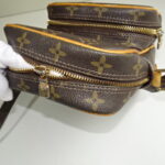 ファスナーを閉めても開いてくる