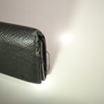 折り曲げ部の革欠損と糸ほつれ