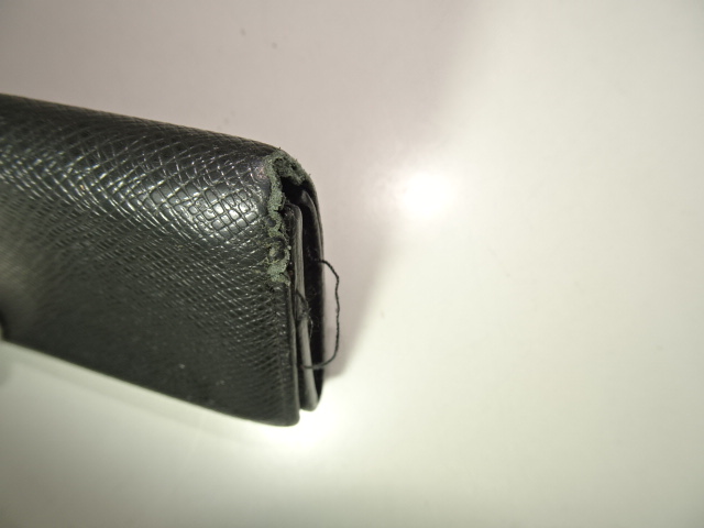 折り曲げ部の革欠損と糸ほつれ