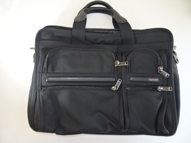 TUMIの黒い旧型カバン