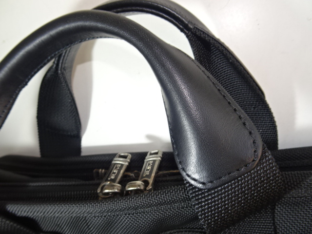 ラウンド形状の持ち手の革質