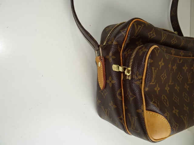 肩がけ鞄の根革を色合わせして交換