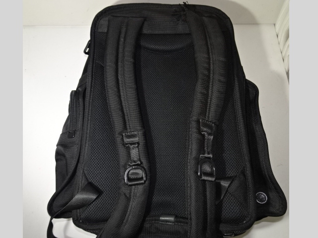 バックパックの背負う側全体