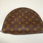 ヴィトンの半月型ポーチ