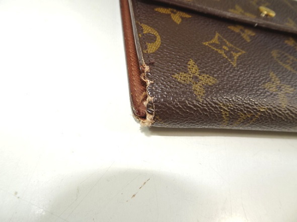 折り曲げる所が傷んだ財布