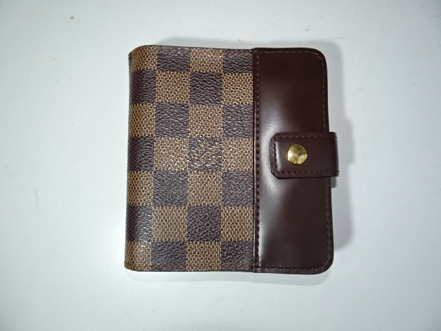 ダミエのホック付き折り財布