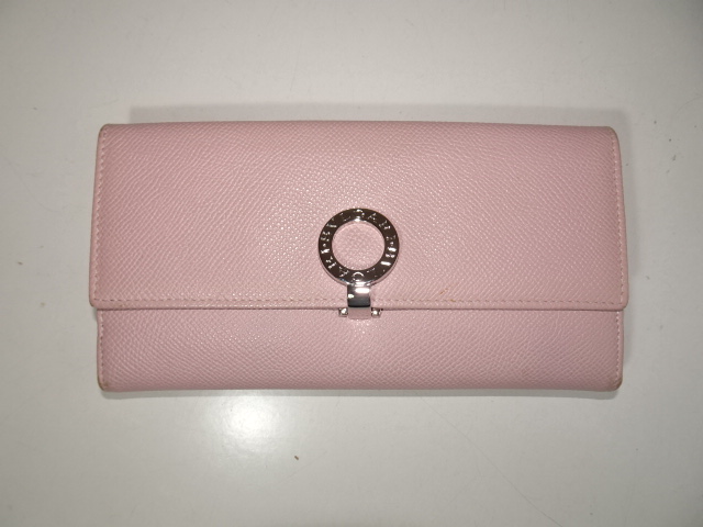 ピンク色のブルガリの長財布