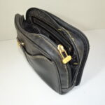 ファスナーが閉まらないセカンドバッグ