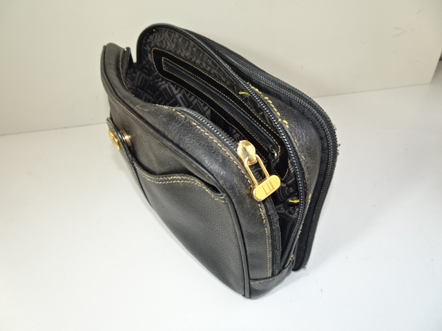 ファスナーが閉まらないセカンドバッグ