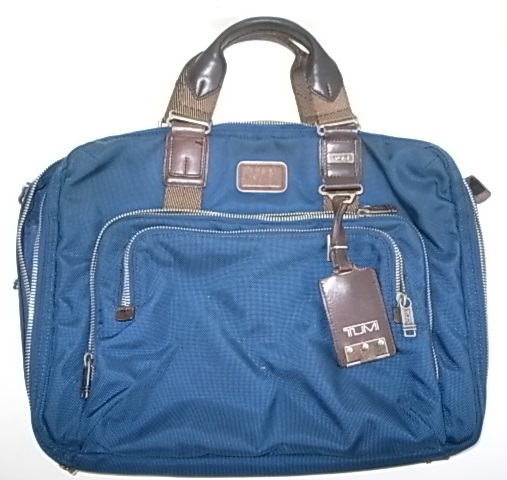 TUMIの青いナイロン鞄