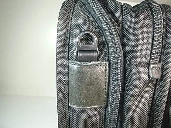 TUMIの鞄の横の革交換