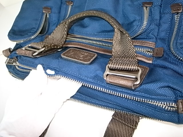 青い鞄のファスナー破れ