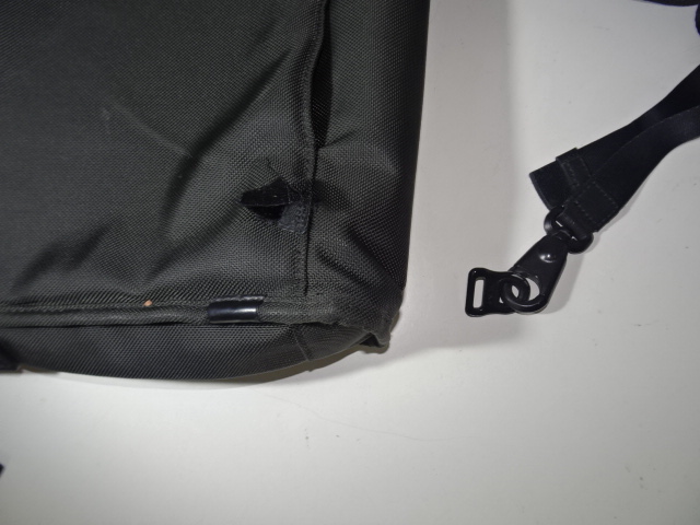 肩ベルトの根元の革ほつれ