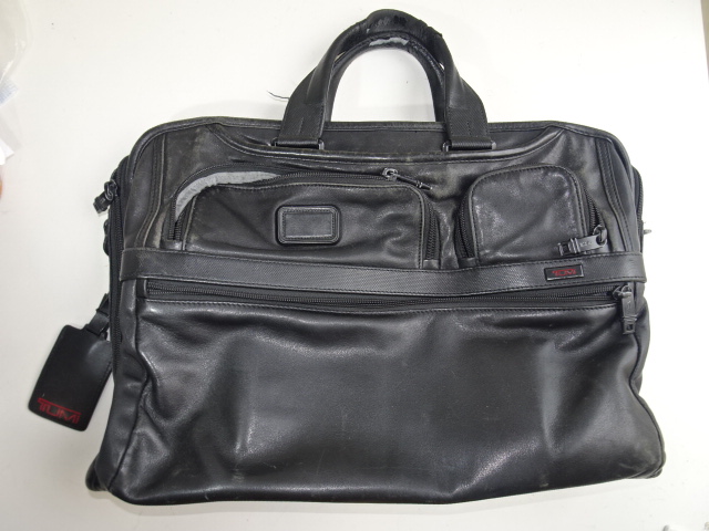 TUMIのオールレザーの鞄