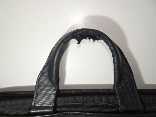 tumiの現行タイプ取っ手が傷んでいる