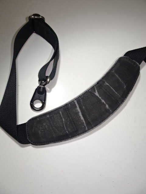 TUMIのブーメラン型ショルダーストラップ