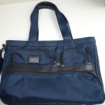 tumiの紺色のナイロントートバッグ