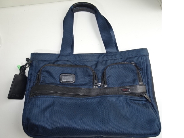 tumiの紺色のナイロントートバッグ