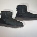 横向きの黒いUGGブーツ